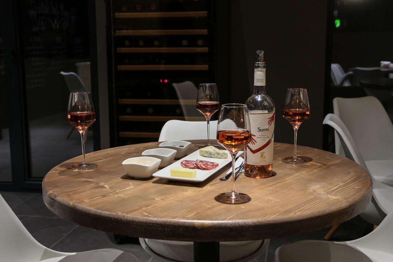 Wine Hotel Chişinau Exteriör bild